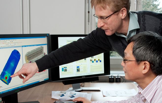 Dr. Holger Völzke (stehend) und Dr. Linan Qiao begutachten die Simulation eines Behälters für hochradioaktiven Abfall.