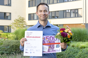 Dr. Tomislav Stolar hat das Falling Walls Lab Adlershof 2023 mit seinem Science Pitch „Breaking the wall of circular plastics economy” gewonnen.