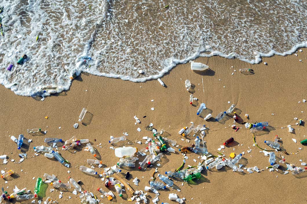 Mikroplastik lässt sich heute in allen Weltmeeren, in Flüssen, Seen, Böden und sogar in der Luft nachweisen.