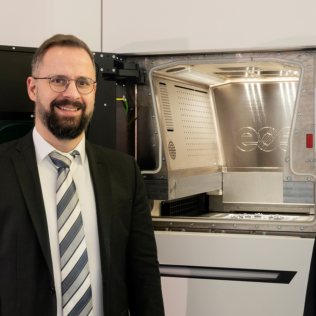 Dr. Kai Hilgenberg, Head of the BAM Competence Centre for Additive Manufacturing and Dr. Martin Epperlein, coordinator of the pilot project in front of the new 3D printing facility for metals (from left to right).