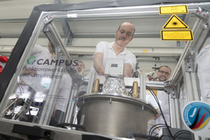 The team headed by Prof. Jens Günster is testing the laser beam smelter for additive manufacturing