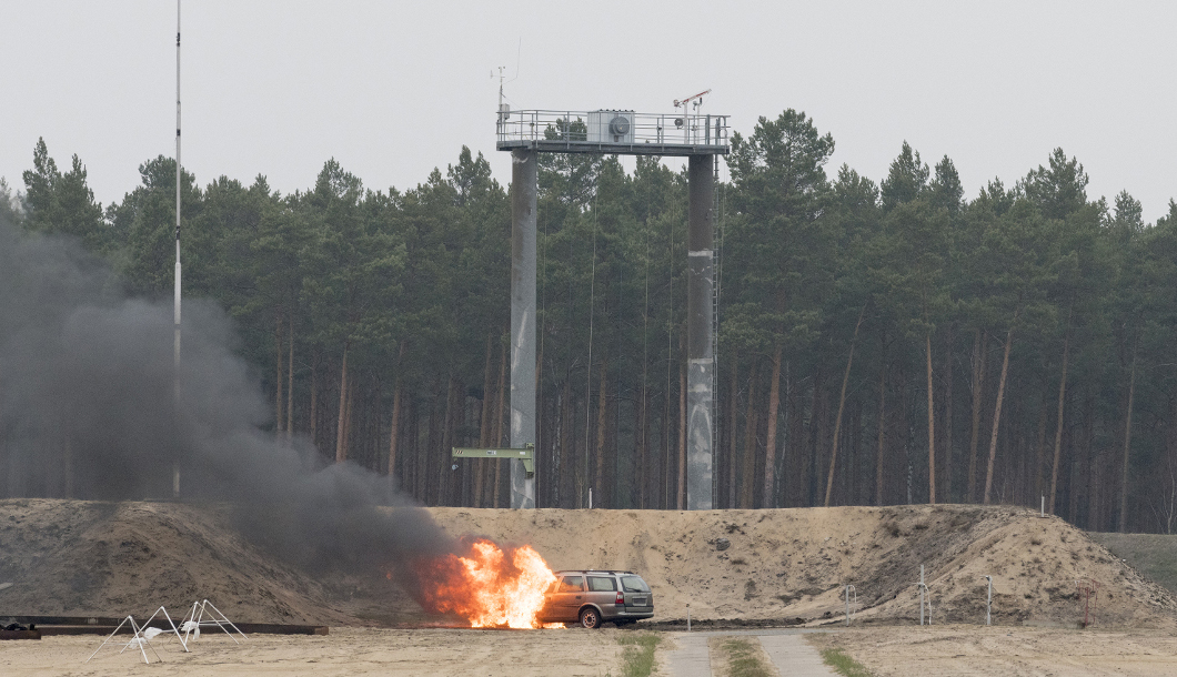 Das Feuer greift weiter auf das Auto über.  Das Feuer greift weiter auf das Auto über.