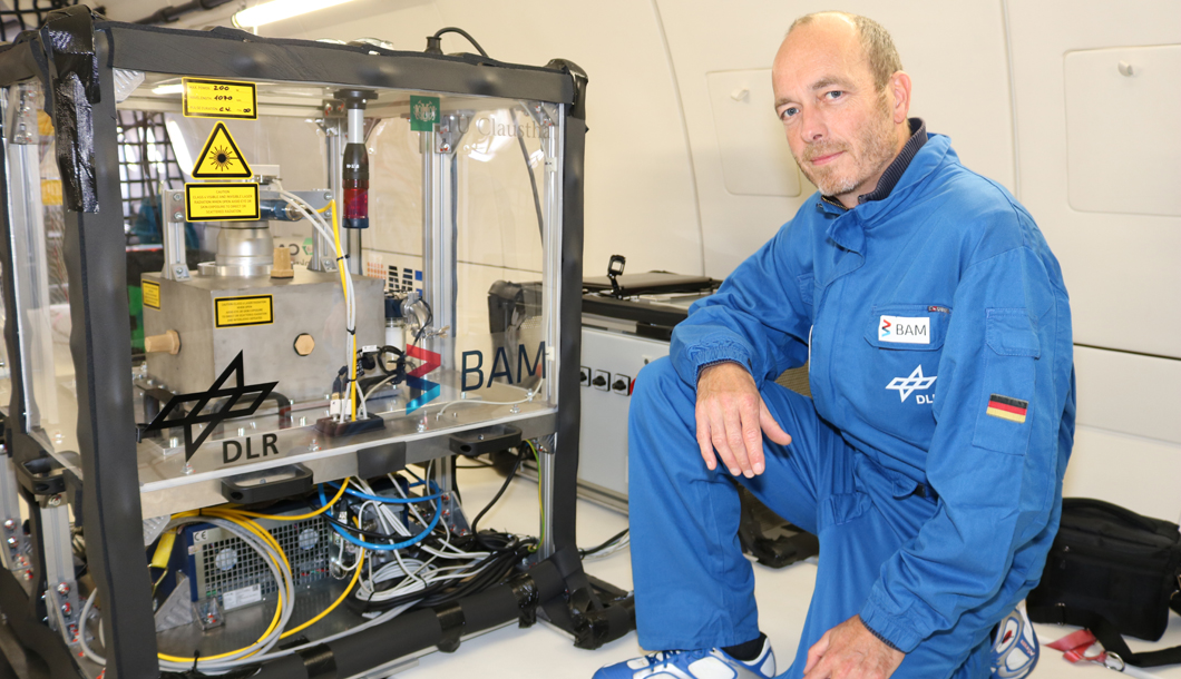 Prof. Jens Günster an Bord des Airbus 310. In Experimenten wollen er und sein Team pulverbasierte additive Fertigung in der Schwerelosigkeit testen. Prof. Jens Günster an Bord des Airbus 310. In Experimenten wollen er und sein Team pulverbasierte additive Fertigung in der Schwerelosigkeit testen.
