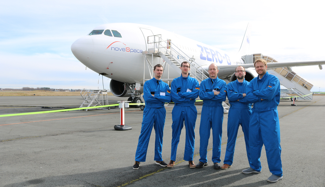 Das Team vor dem Airbus 310