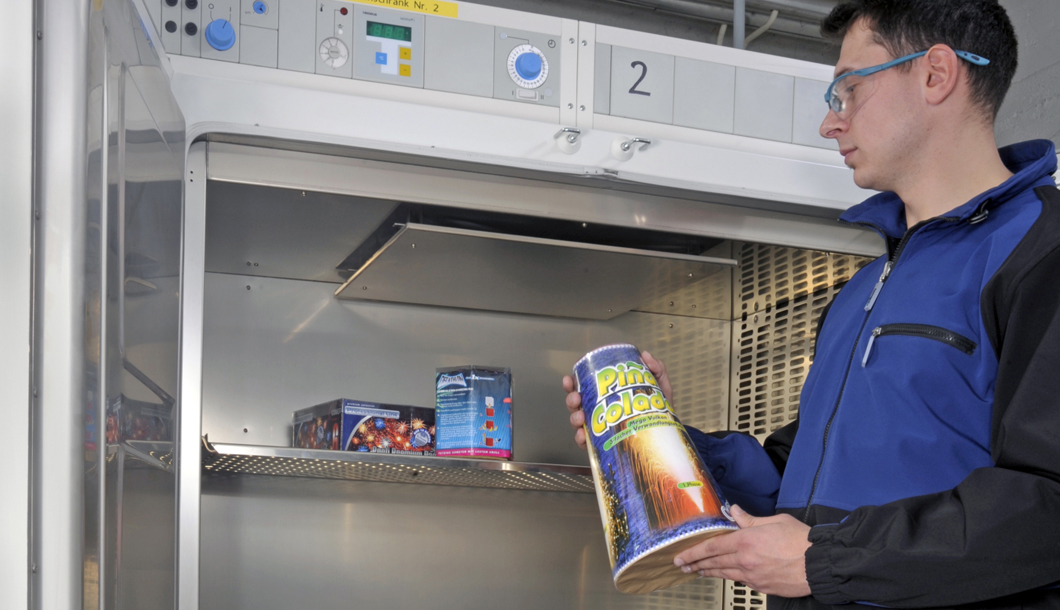 Prüfen von Pyrotechnik: Warmlagerung im Trockenschrank. Prüfen von Pyrotechnik: Warmlagerung im Trockenschrank.