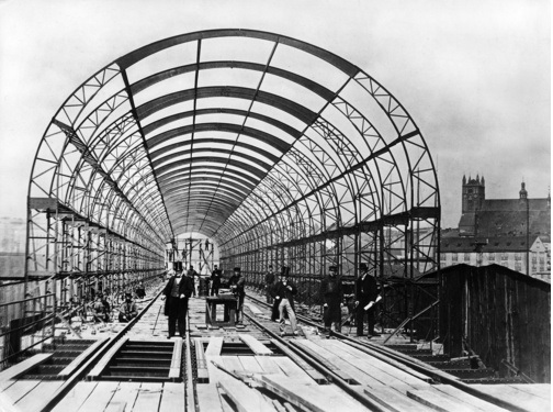 Brückenkonstruktion aus dem 19.Jahrundert mit Ingenieur und Handwerkern 