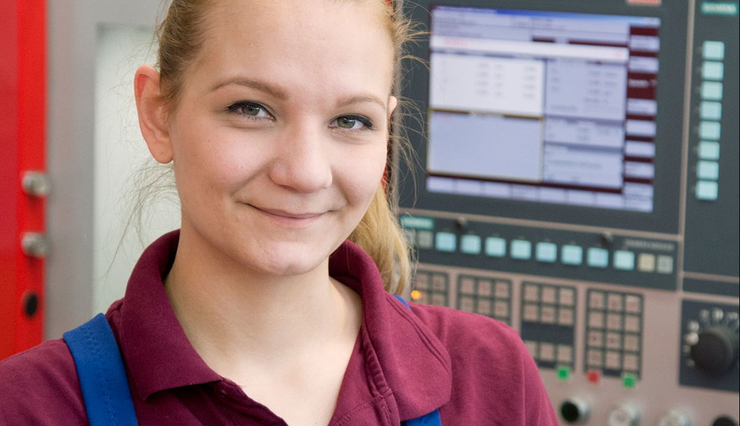 Franziska Kiesel, Auszubildende zur Industriemechanikerin im Fachbereich Versuchsanlagen und Prüftechnik an der BAM Franziska Kiesel, Auszubildende zur Industriemechanikerin im Fachbereich Versuchsanlagen und Prüftechnik an der BAM