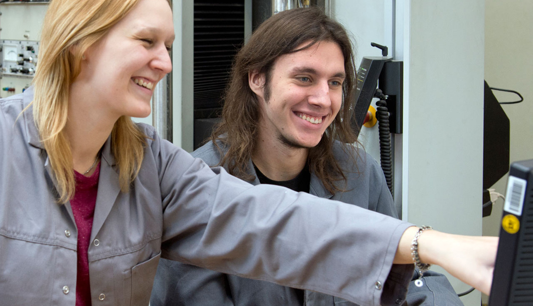 Michelle Gerloff und Christian Riemann, Auszubildende zur Werkstoffprüferin/zum Werkstoffprüfer, Fachrichtung Metalltechnik, an der BAM