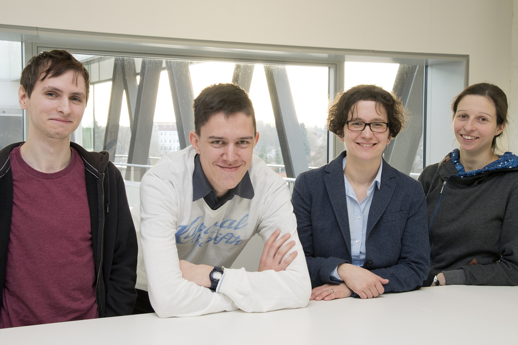 Ein erfolgreiches Team: Dominik Lubjuhn, Adrian Heidrich, Dr. Franziska Emmerling und Dr. Franziska Fischer aus dem Fachbereich Strukturanalytik (v.l.n.r.) Ein erfolgreiches Team: Dominik Lubjuhn, Adrian Heidrich, Dr. Franziska Emmerling und Dr. Franziska Fischer aus dem Fachbereich Strukturanalytik (v.l.n.r.)