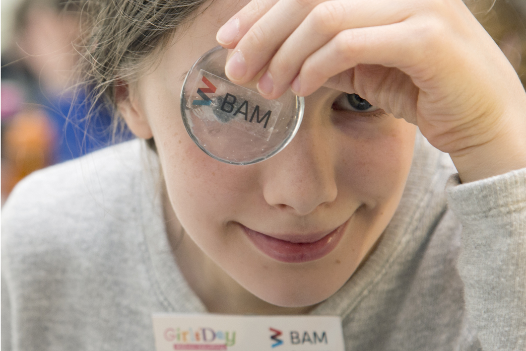 Girls'Day 2016 an der BAM: Mit selbst gemachtem BAM-Button Girls'Day 2016 an der BAM: Mit selbst gemachtem BAM-Button