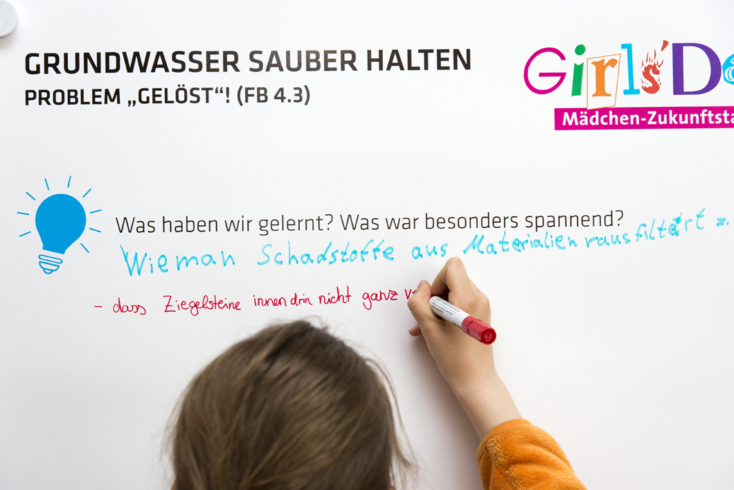 Mehr als 40 Mädchen besuchten zum Girls'Day 2017 die BAM, experimentierten u. a. mit Beton und Metall und lernten, welche Verfahren an der BAM zum Sauberhalten des Grundwassers angewendet werden. Mehr als 40 Mädchen besuchten zum Girls'Day 2017 die BAM, experimentierten u. a. mit Beton und Metall und lernten, welche Verfahren an der BAM zum Sauberhalten des Grundwassers angewendet werden.