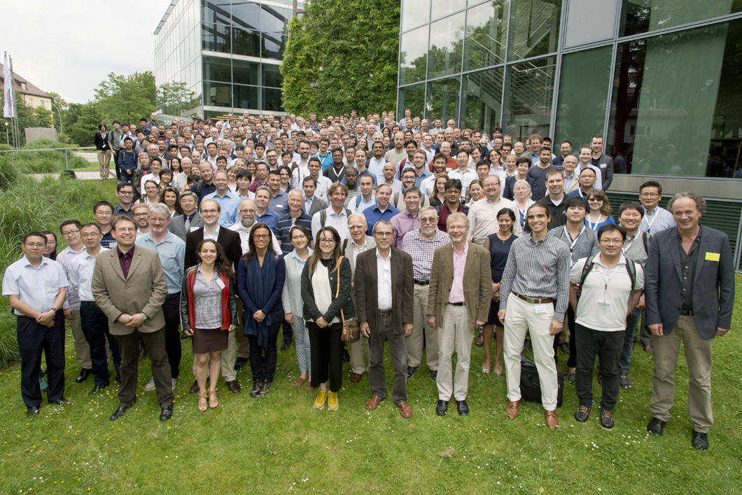 Um alle Teilnehmer der ICSE-7 auf ein Bild zu bekommen, reicht ein Bild kaum aus: Mehr als 300 Gäste aus aller Welt reisten im Juni zur Konferenz nach Berlin. Um alle Teilnehmer der ICSE-7 auf ein Bild zu bekommen, reicht ein Bild kaum aus: Mehr als 300 Gäste aus aller Welt reisten im Juni zur Konferenz nach Berlin.