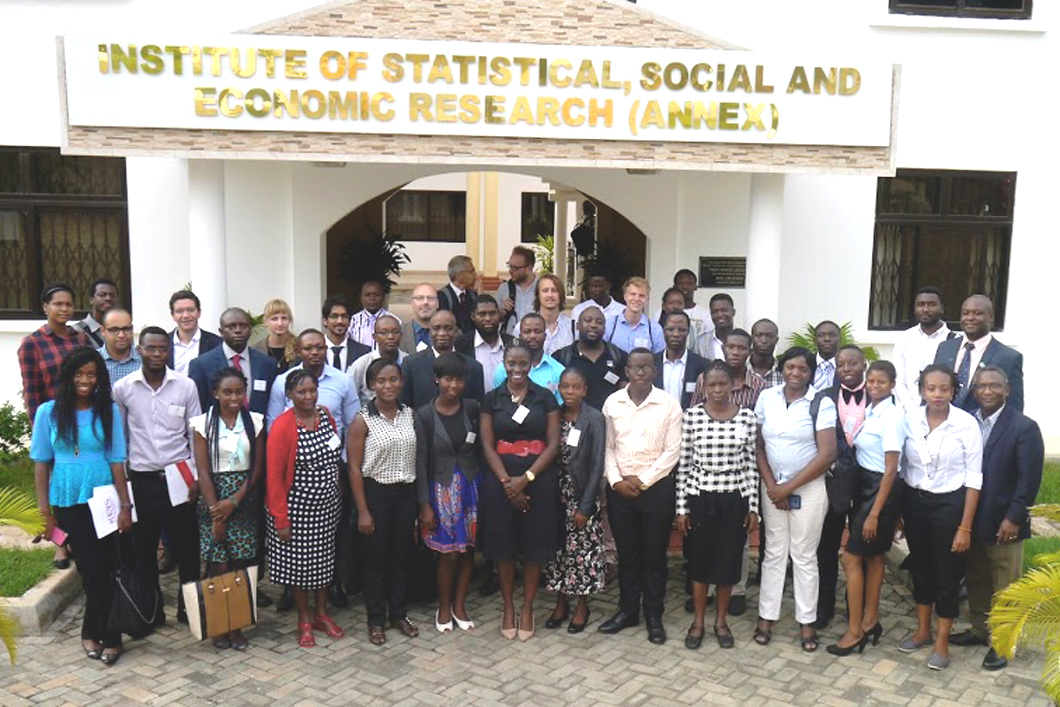 Über 20 junge Wissenschaftlerinnen und Wissenschaftler aus 13 Ländern trafen sich auf Einladung des KEYS-Projektes zum Thema Zukunftswerkstoff Beton im Juni in Ghana. Über 20 junge Wissenschaftlerinnen und Wissenschaftler aus 13 Ländern trafen sich auf Einladung des KEYS-Projektes zum Thema Zukunftswerkstoff Beton im Juni in Ghana.