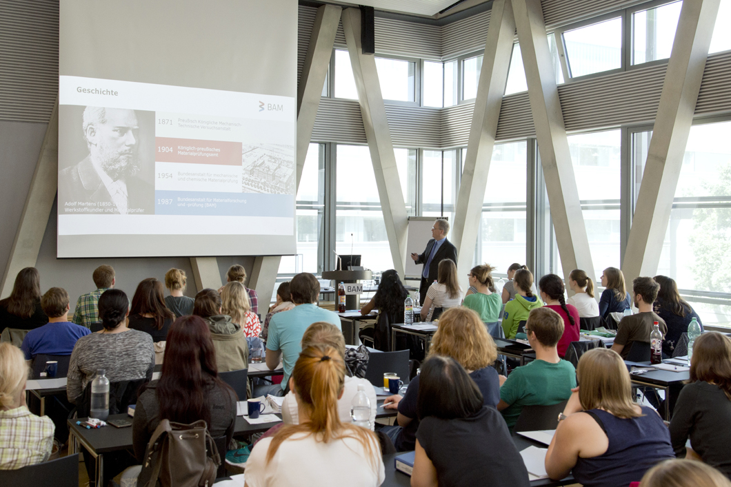 Interessiert verfolgten die Teilnehmer die Eröffnung im Konferenzsaal des neuen BAM-Gebäudes in Berlin-Adlershof Interessiert verfolgten die Teilnehmer die Eröffnung im Konferenzsaal des neuen BAM-Gebäudes in Berlin-Adlershof