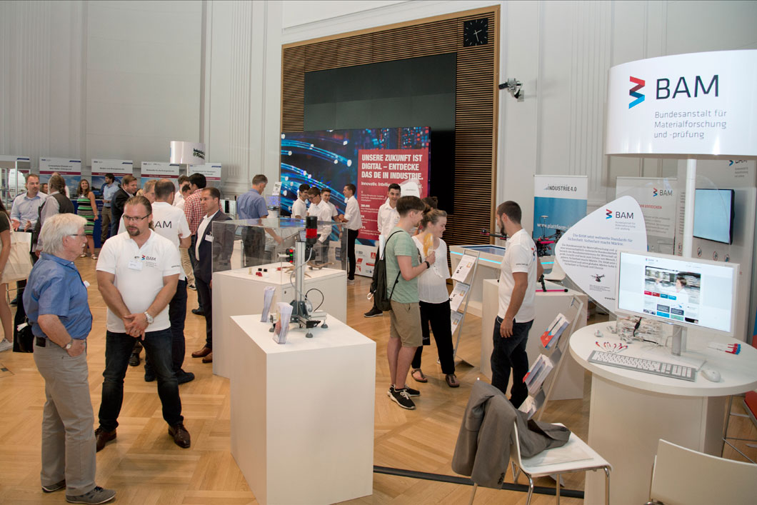 Zahlreiche Besucher informierten sich über die BAM am Informationsstand im BMWi. Zahlreiche Besucher informierten sich über die BAM am Informationsstand im BMWi.