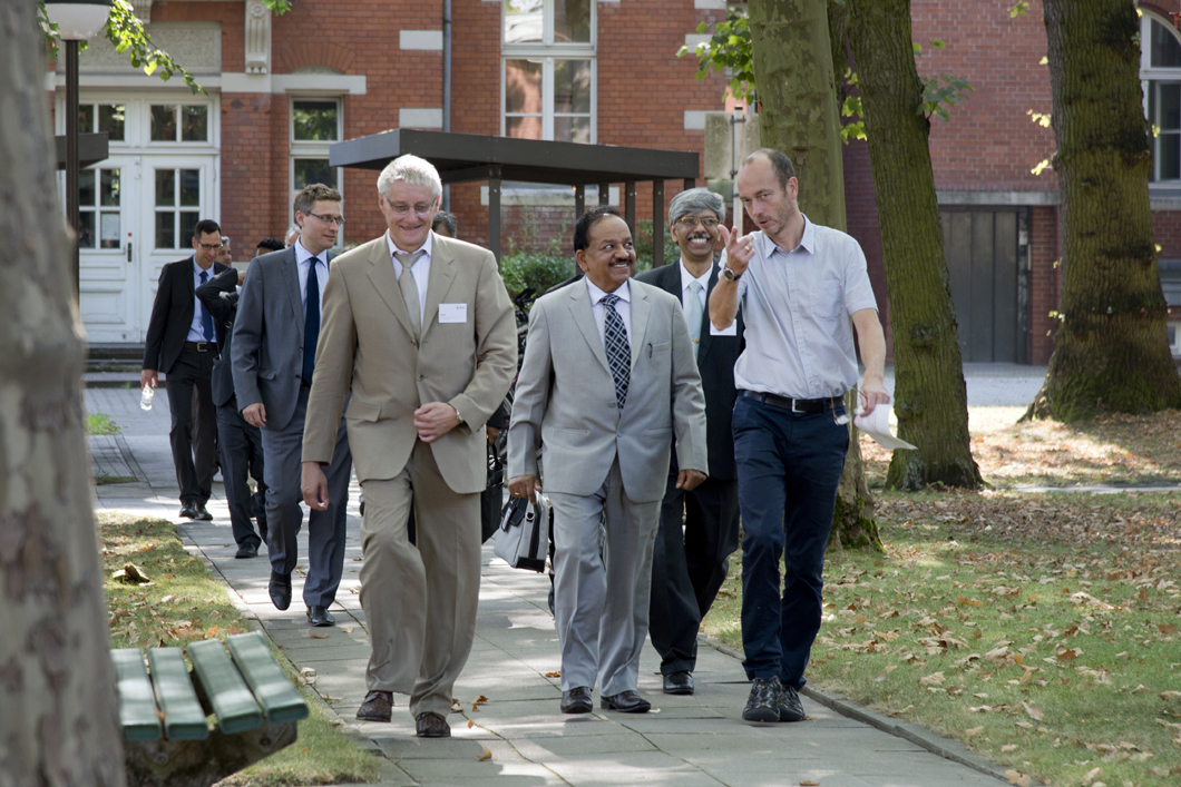 Nach der Begrüßung durch Dr. Werner Daum (links) erhält Honorable Union Minister Dr. Harsh Vardhan (Mitte) erste Erläuterungen von Prof. Jens Günster (rechts) auf dem Weg zu den Laborräumen für additive Fertigung von Keramik. Nach der Begrüßung durch Dr. Werner Daum (links) erhält Honorable Union Minister Dr. Harsh Vardhan (Mitte) erste Erläuterungen von Prof. Jens Günster (rechts) auf dem Weg zu den Laborräumen für additive Fertigung von Keramik.