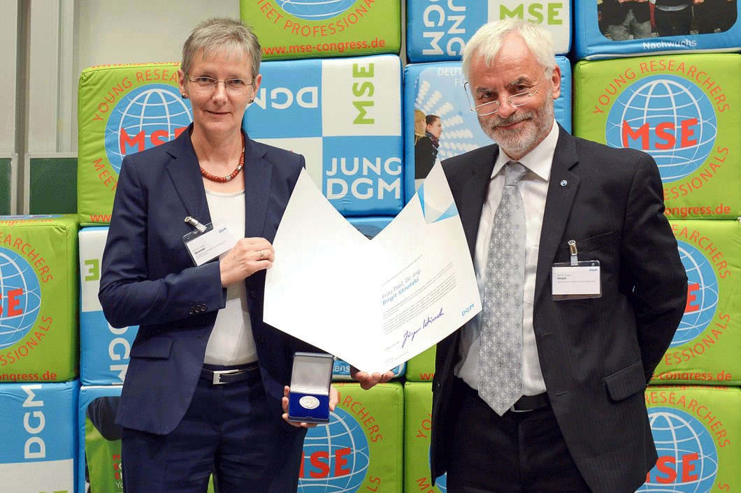 Prof. Birgit Skrotzki (links), Leiterin des Fachbereichs Experimentelle und Modellbasierte Werkstoffmechanik, wurde mit der Tammann-Gedenkmünze geehrt. Prof. Birgit Skrotzki (links), Leiterin des Fachbereichs Experimentelle und Modellbasierte Werkstoffmechanik, wurde mit der Tammann-Gedenkmünze geehrt.