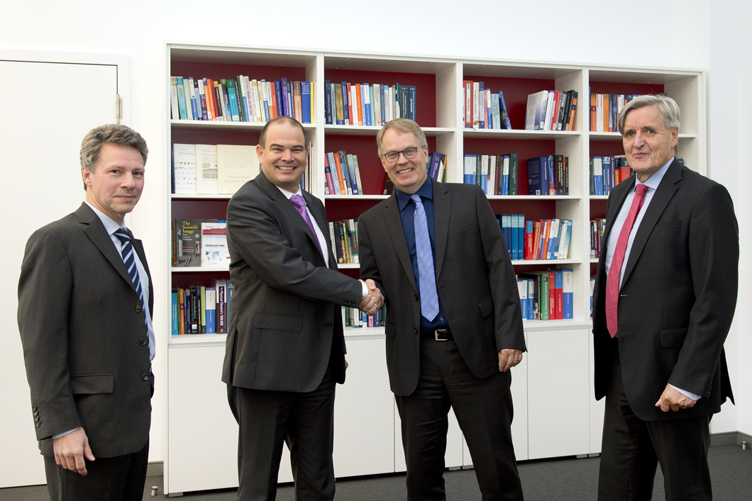 Dr. Michael Nitsche, Dr. Stephan Finke, Prof. Ulrich Panne und Norbert Barz bei Ihrem Rundgang durch die BAM. Dr. Michael Nitsche, Dr. Stephan Finke, Prof. Ulrich Panne und Norbert Barz bei Ihrem Rundgang durch die BAM.