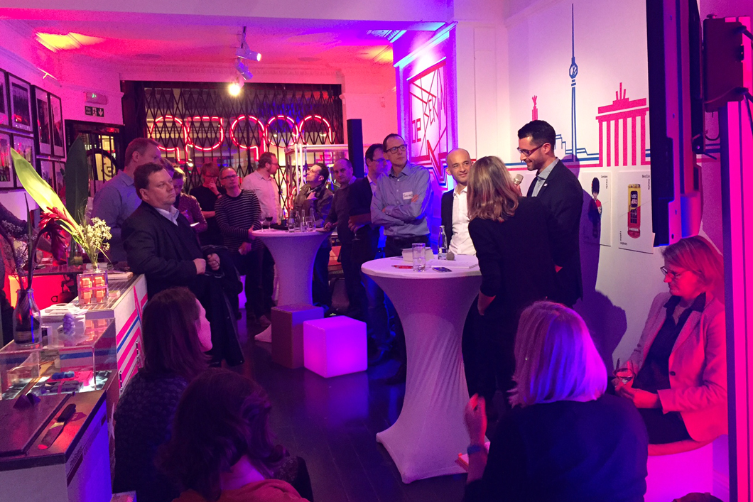 Auf dem Pop-up Lab 2016 in London dabei: Burkhard Volbracht (Berlin Partner), Prof. Andreas Zaby (Präsident der HWR), Danny Bialkowski (BAM) und Frau Dr. Anne Schreiter (GSO) Auf dem Pop-up Lab 2016 in London dabei: Burkhard Volbracht (Berlin Partner), Prof. Andreas Zaby (Präsident der HWR), Danny Bialkowski (BAM) und Frau Dr. Anne Schreiter (GSO)