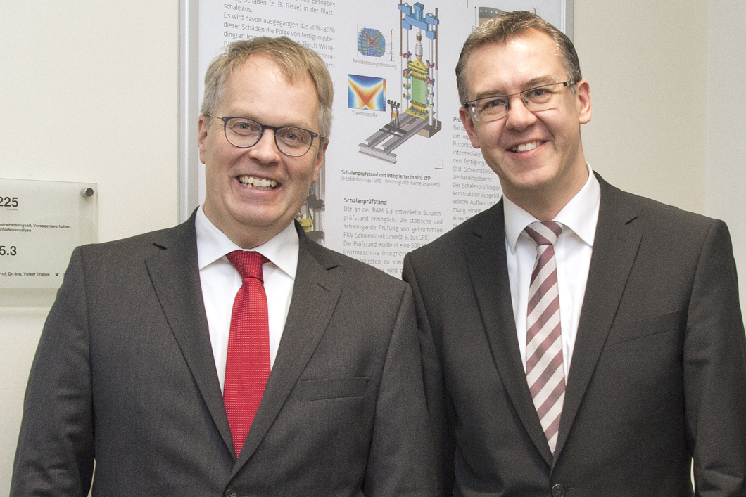 Prof. Ulrich Panne und Christoph Winterhalter beim Rundgang durch die BAM Prof. Ulrich Panne und Christoph Winterhalter beim Rundgang durch die BAM