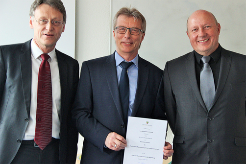 Übergabe der Urkunde: Magnifizenz Prof. Dr. Strackeljan, Prof. Dr. Schendler, Prof. Dr. Krause, Studiengangsleiter PSEE (v.l.n.r.) Übergabe der Urkunde: Magnifizenz Prof. Dr. Strackeljan, Prof. Dr. Schendler, Prof. Dr. Krause, Studiengangsleiter PSEE (v.l.n.r.)