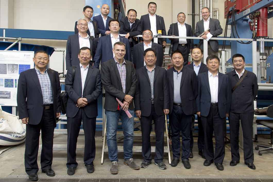 Dr. Hans-Carsten Kühne vom Fachbereich Baustofftechnologie (erste Reihe, 3.v.l.) führte die chinesische Delegation durch die BAM-Laboratorien für Bauwerkssicherheit Dr. Hans-Carsten Kühne vom Fachbereich Baustofftechnologie (erste Reihe, 3.v.l.) führte die chinesische Delegation durch die BAM-Laboratorien für Bauwerkssicherheit