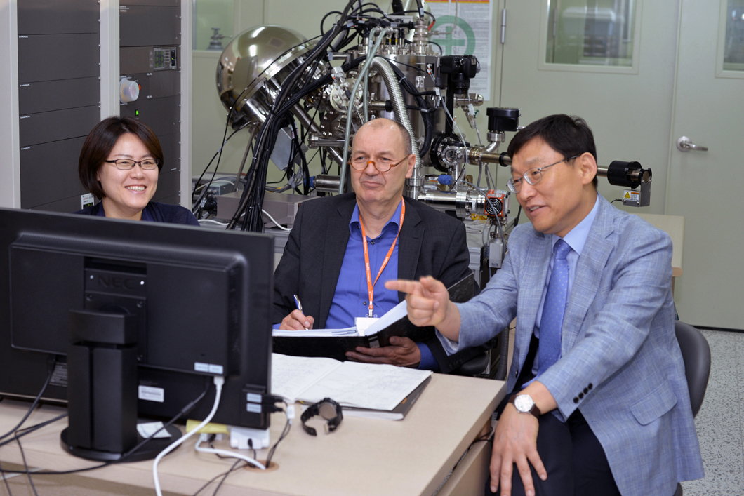 Zu Gast im KRISS: Dr. Wolgang Unger (mitte) mit Ansoon Kim (PhD, links) und Kyung Joong Kim (PhD, rechts) von der Division of Industrial Metrology. Im Hintergrund zu sehen ist ein neues Photoelektronenspektrometer für die chemische Oberflächenanalyse. Zu Gast im KRISS: Dr. Wolgang Unger (mitte) mit Ansoon Kim (PhD, links) und Kyung Joong Kim (PhD, rechts) von der Division of Industrial Metrology. Im Hintergrund zu sehen ist ein neues Photoelektronenspektrometer für die chemische Oberflächenanalyse.