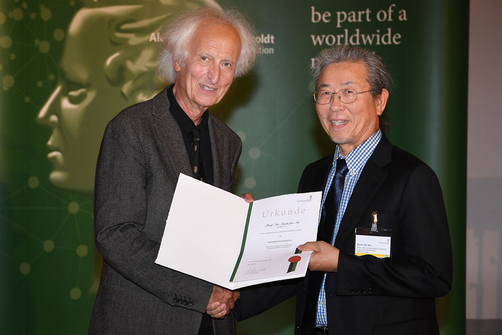 Prof. Suck-Joo Na (rechts im Bild) bei der Preisverleihung des Humboldt-Forschungspreises Prof. Suck-Joo Na (rechts im Bild) bei der Preisverleihung des Humboldt-Forschungspreises