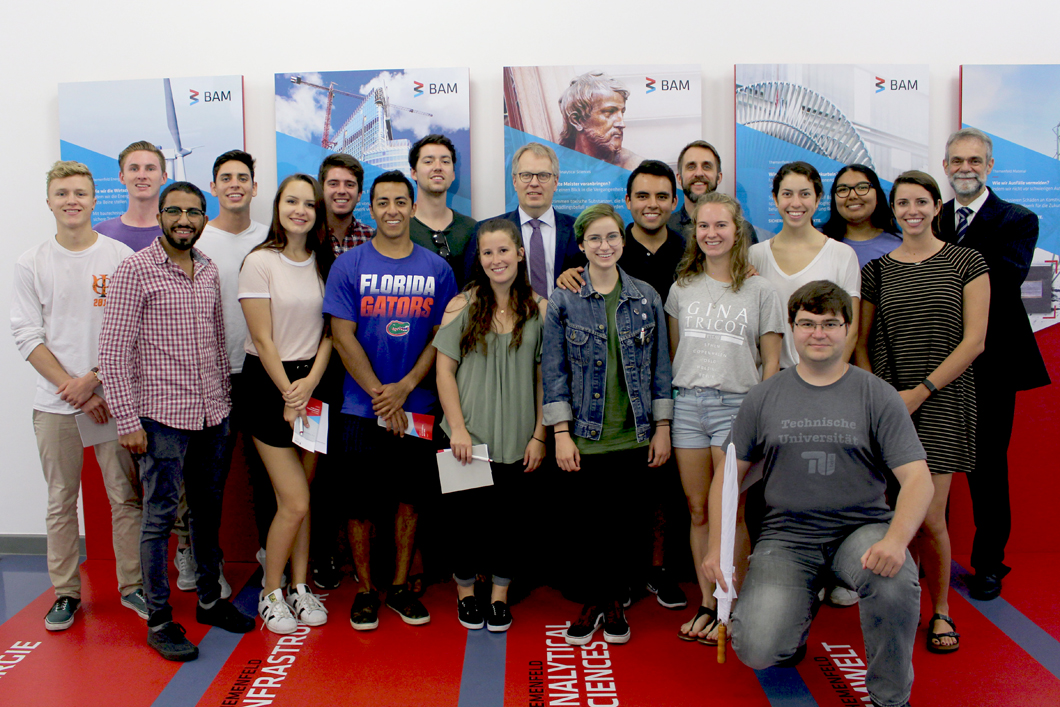 „Freaking cool“: 16 Studierende aus Florida besuchten im Rahmen ihres Sommerkurses die BAM und die Abteilung Werkstofftechnik. „Freaking cool“: 16 Studierende aus Florida besuchten im Rahmen ihres Sommerkurses die BAM und die Abteilung Werkstofftechnik.