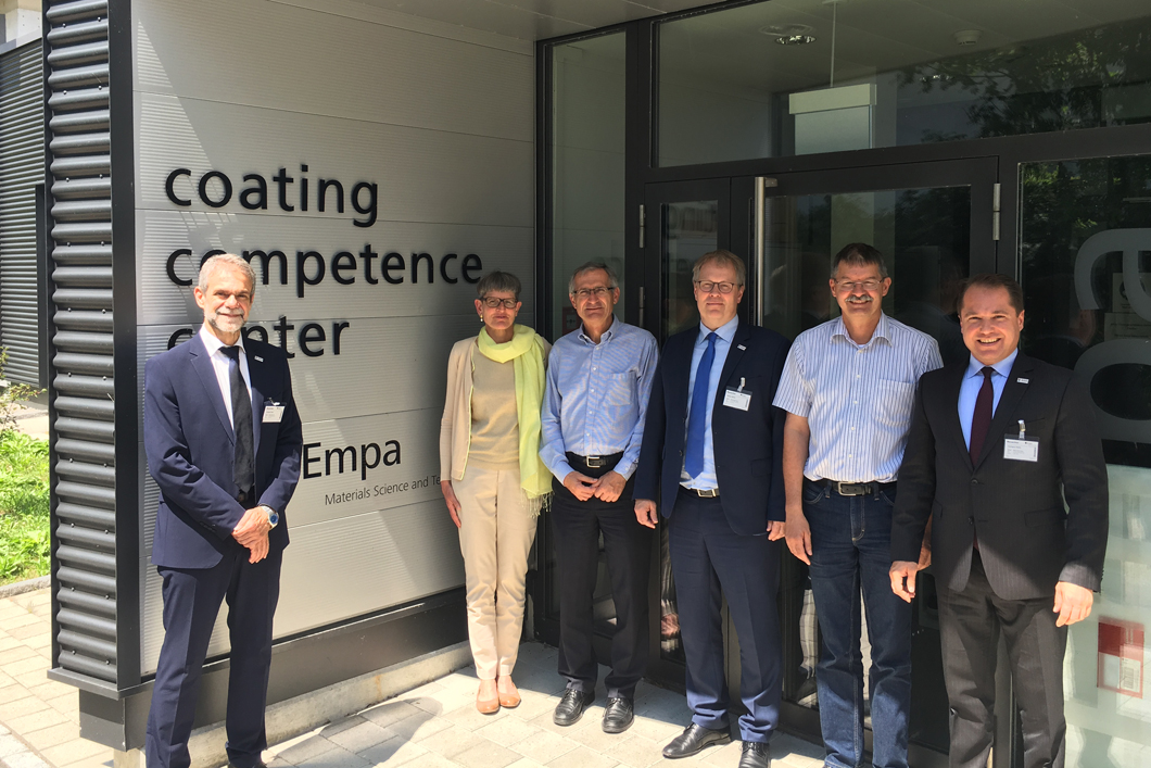 Die BAM zu Besuch an der Empa (v.l.n.r.): Dr. Pedro Dolabella Portella, Dr. Claudia Eggert, Empa-Direktor Prof. Dr. Gian-Luca Bona, BAM-Präsident Prof. Dr. Ulrich Panne, stellv. Empa-Direktor Dr. Peter Richner, Venio Quinque Die BAM zu Besuch an der Empa (v.l.n.r.): Dr. Pedro Dolabella Portella, Dr. Claudia Eggert, Empa-Direktor Prof. Dr. Gian-Luca Bona, BAM-Präsident Prof. Dr. Ulrich Panne, stellv. Empa-Direktor Dr. Peter Richner, Venio Quinque