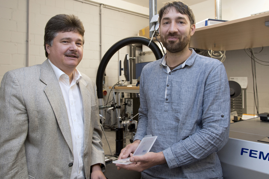Dr. Jörg Krüger, Mitherausgeber des referierten Konferenzbandes und Stefan Andree, Gewinner einer der E-MRS Posterpreise forschen an der BAM im Fachbereich Technologien mit Nanowerkstoffen zu den vielfältigen Einsatzmöglichkeiten von Laserverfahren. Dr. Jörg Krüger, Mitherausgeber des referierten Konferenzbandes und Stefan Andree, Gewinner einer der E-MRS Posterpreise forschen an der BAM im Fachbereich Technologien mit Nanowerkstoffen zu den vielfältigen Einsatzmöglichkeiten von Laserverfahren.