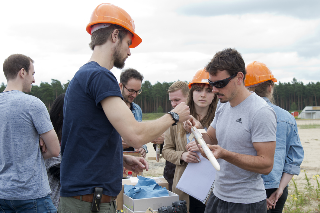 Studierende der TU Berlin in Vorbereitung ihrer Raketenstarts im Sommersemester 2017 Studierende der TU Berlin in Vorbereitung ihrer Raketenstarts im Sommersemester 2017