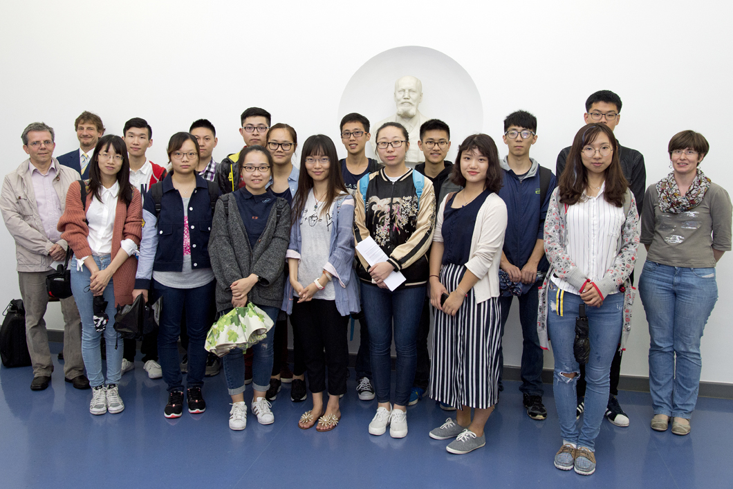 Gruppenbild mit Adolf Martens: Studierende der Technischen Universität Ostchinas aus den Bereichen Umwelttechnik, Material- sowie Energiewissenschaften besuchten die BAM Gruppenbild mit Adolf Martens: Studierende der Technischen Universität Ostchinas aus den Bereichen Umwelttechnik, Material- sowie Energiewissenschaften besuchten die BAM