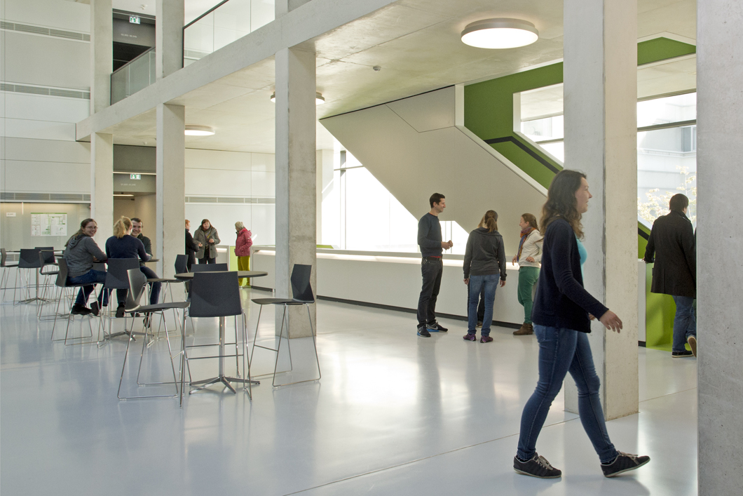 Junge Wissenschaftlerinnen und Wissenschaftler auf dem BAM-Zweiggelände Adlershof Junge Wissenschaftlerinnen und Wissenschaftler auf dem BAM-Zweiggelände Adlershof