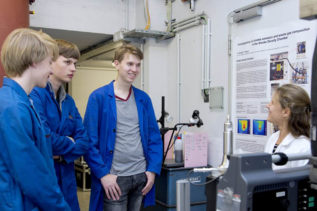 Die Gewinner des diesjährigen Bundeswettbewerbes Jugend forscht im Fachgebiet Physik besuchten unter anderem den Fachbereich Technische Eigenschaften von Polymerwerkstoffen an der BAM Die Gewinner des diesjährigen Bundeswettbewerbes Jugend forscht im Fachgebiet Physik besuchten unter anderem den Fachbereich Technische Eigenschaften von Polymerwerkstoffen an der BAM