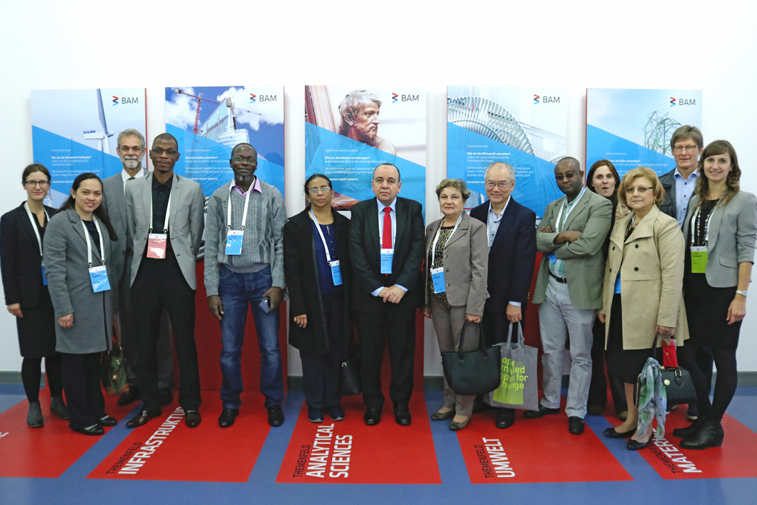 Eine internationale Delegation der 40. ISO Hauptversammlung nutzte die Gelegenheit, am 22. September eine Exkursion zur BAM zu unternehmen und die Arbeit in den Fachbereichen kennenzulernen Eine internationale Delegation der 40. ISO Hauptversammlung nutzte die Gelegenheit, am 22. September eine Exkursion zur BAM zu unternehmen und die Arbeit in den Fachbereichen kennenzulernen