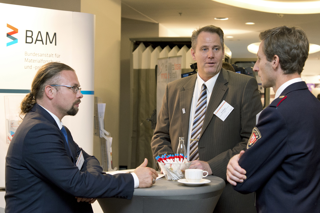 Dr. Martin Kluge (links) und Dr. Kai Holtappels (mitte) vom Fachbereich Konstruktiver Brand- und Explosionsschutz Gase auf dem 13. Europäischen Katastrophenschutzkongress Dr. Martin Kluge (links) und Dr. Kai Holtappels (mitte) vom Fachbereich Konstruktiver Brand- und Explosionsschutz Gase auf dem 13. Europäischen Katastrophenschutzkongress