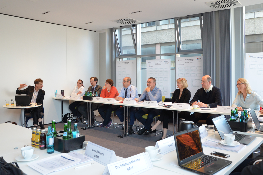 Im Workshop am 16. und 17. Oktober 2017 wurden unter Beteiligung aller acht am Vergleich teilnehmenden Akkreditierungsstellen die Ergebnisse des Projekts diskutiert. Im Workshop am 16. und 17. Oktober 2017 wurden unter Beteiligung aller acht am Vergleich teilnehmenden Akkreditierungsstellen die Ergebnisse des Projekts diskutiert.