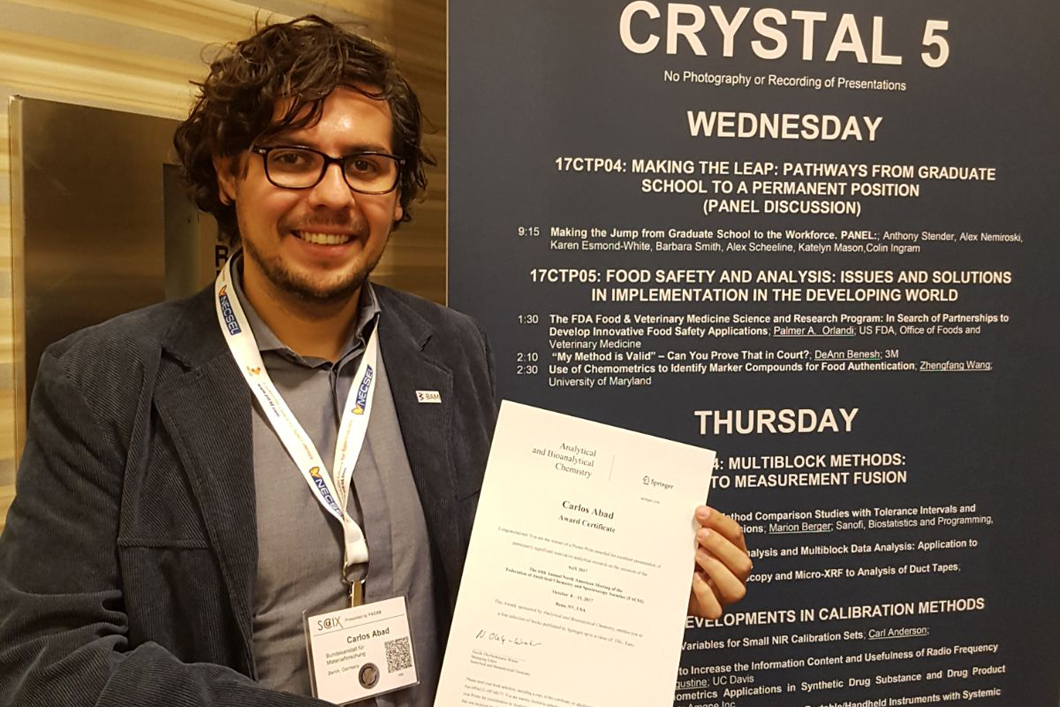 Carlos Abad Andrade aus dem BAM-Fachbereich Anorganische Referenzmaterialien hat durch seine Arbeit zur Bestimmung der Isotopenverhältnisse maßgeblich an der Forschung mitgewirkt. Carlos Abad Andrade aus dem BAM-Fachbereich Anorganische Referenzmaterialien hat durch seine Arbeit zur Bestimmung der Isotopenverhältnisse maßgeblich an der Forschung mitgewirkt.