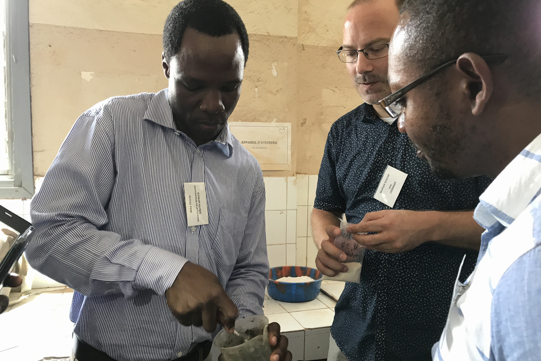 Analysis meets Hands-On-Training: Dr. Wolfram Schmidt und sein Team vom Fachbereich Baustofftechnologie an der BAM unterstützen afrikanische Wissenschaftlerinnen und Wissenschaftler bei der Forschung an nachhaltigem Beton. Analysis meets Hands-On-Training: Dr. Wolfram Schmidt und sein Team vom Fachbereich Baustofftechnologie an der BAM unterstützen afrikanische Wissenschaftlerinnen und Wissenschaftler bei der Forschung an nachhaltigem Beton.