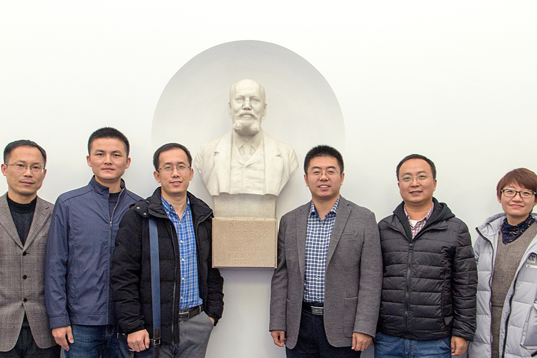 Gruppenbild mit Adolf Martens: Eine Gruppe chinesischer Führungs- und Fachkräfte besuchte vergangene Woche die BAM und zeigte sich begeistert von der langen Tradition der BAM auf dem Gebiet der Materialprüfung. Gruppenbild mit Adolf Martens: Eine Gruppe chinesischer Führungs- und Fachkräfte besuchte vergangene Woche die BAM und zeigte sich begeistert von der langen Tradition der BAM auf dem Gebiet der Materialprüfung.