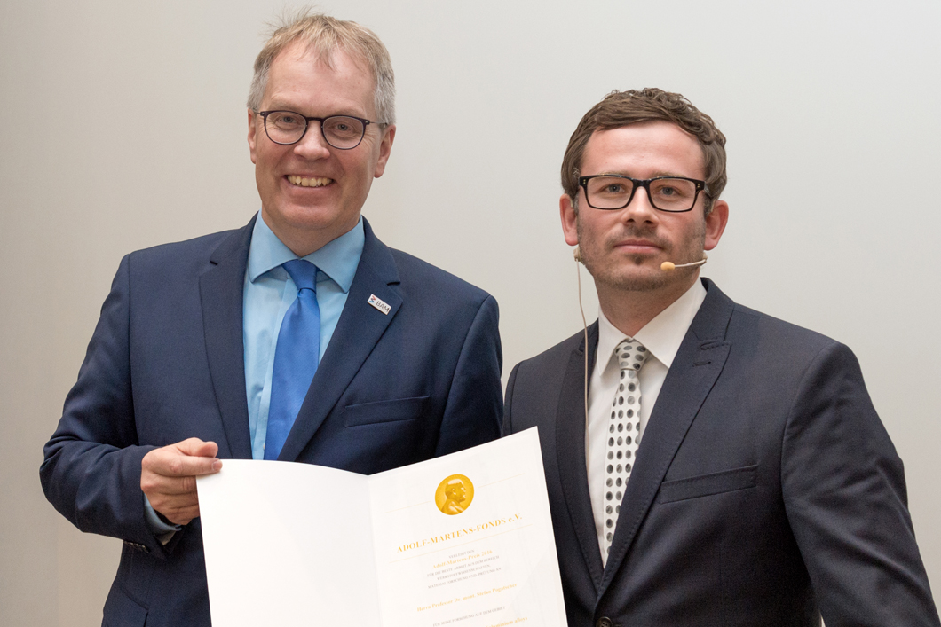 Dr. Stefan Pogatscher von der Montanuniversität Leoben (Österreich) erhielt vom Vorsitzenden des Adolf-Martens-Fonds e. V. und BAM-Präsidenten Prof. Ulrich Panne den Adolf-Martens-Preis. Dr. Stefan Pogatscher von der Montanuniversität Leoben (Österreich) erhielt vom Vorsitzenden des Adolf-Martens-Fonds e. V. und BAM-Präsidenten Prof. Ulrich Panne den Adolf-Martens-Preis.