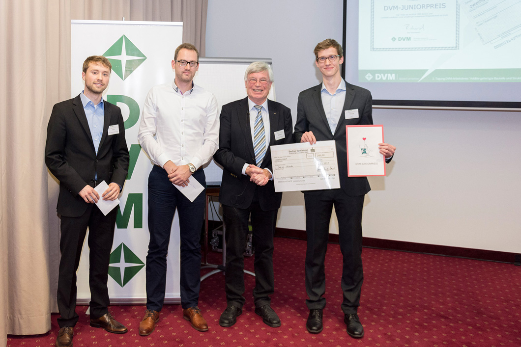 Für seinen herausragenden wissenschaftlichen Beitrag hat Tobias Thiede vom Fachbereich Mikro-Zerstörungsfreie Prüfung (rechts) den mit 200 Euro dotierten Juniorpreis gewonnen. 