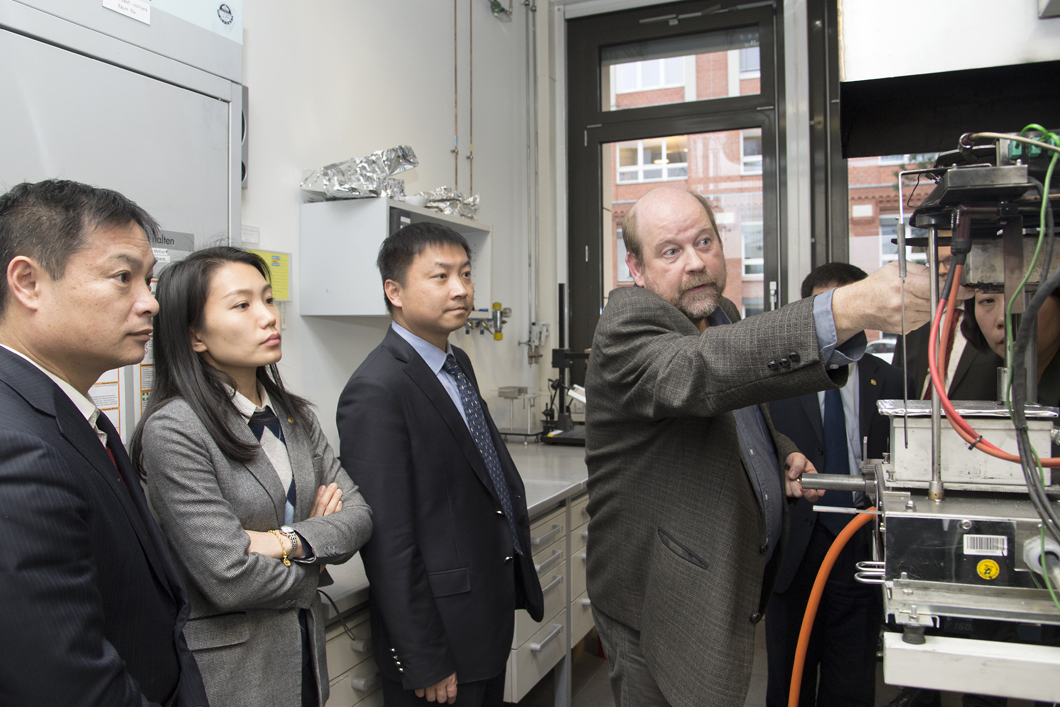 Vorträge und Rundgänge erwarteten die ECUST-Delegation: Priv.-Doz. Dr. Bernhard Schartel, Leiter des Fachbereichs Technische Eigenschaften von Polymerwerkstoffen führte die Gäste durch einige „Fire labs“ der BAM. Vorträge und Rundgänge erwarteten die ECUST-Delegation: Priv.-Doz. Dr. Bernhard Schartel, Leiter des Fachbereichs Technische Eigenschaften von Polymerwerkstoffen führte die Gäste durch einige „Fire labs“ der BAM.