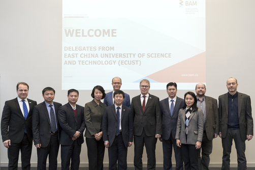 Prof. LIU Changsheng, Vizepräsident der ECUST und BAM-Präsident Prof. Ulrich Panne (mitte/vorn) tauschten sich gemeinsam mit den Wissenschaftlerinnen und Wissenschaftlern zu ihren jeweiligen Forschungsfeldern aus.