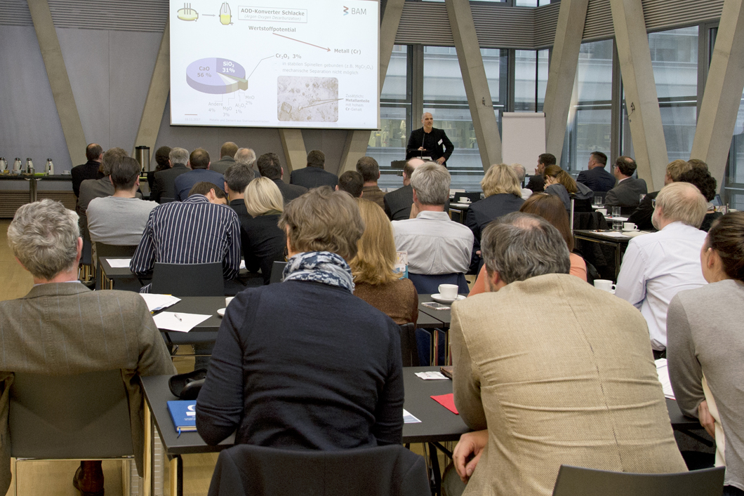 Dr. Christian Adam, Leiter des Fachbereichs Thermochemische Reststoffbehandlung und Wertstoffrückgewinnung stellte im Rahmen des Workshops Forschungsergebnisse zur Gewinnung von Metallen und Zement aus Stahlwerksschlacken vor.