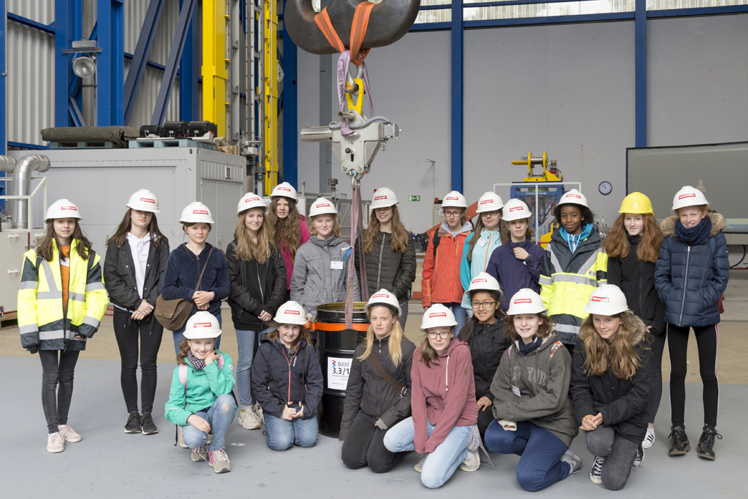 Gruppenbild der Mädchen am Fallturm Gruppenbild der Mädchen am Fallturm