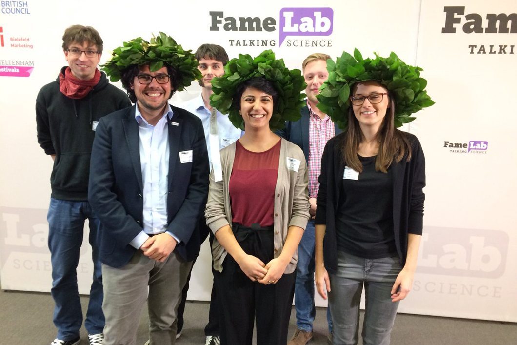 Gruppenbild mit Carineh Ghafafian (Mitte vorn) und Carlos Enrique Abad Andrade (links vorn)