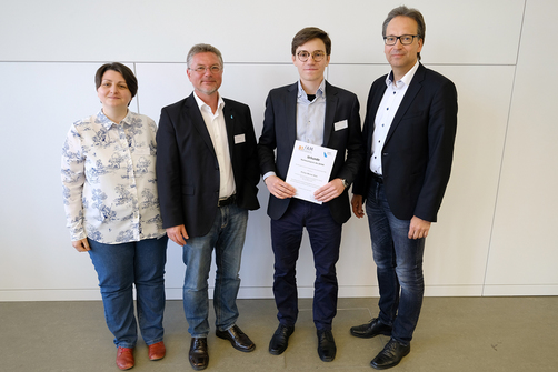 Philipp Kutz (2. von rechts) gewann den zweiten Nachwuchspreis des BIfAM Philipp Kutz (2. von rechts) gewann den zweiten Nachwuchspreis des BIfAM
