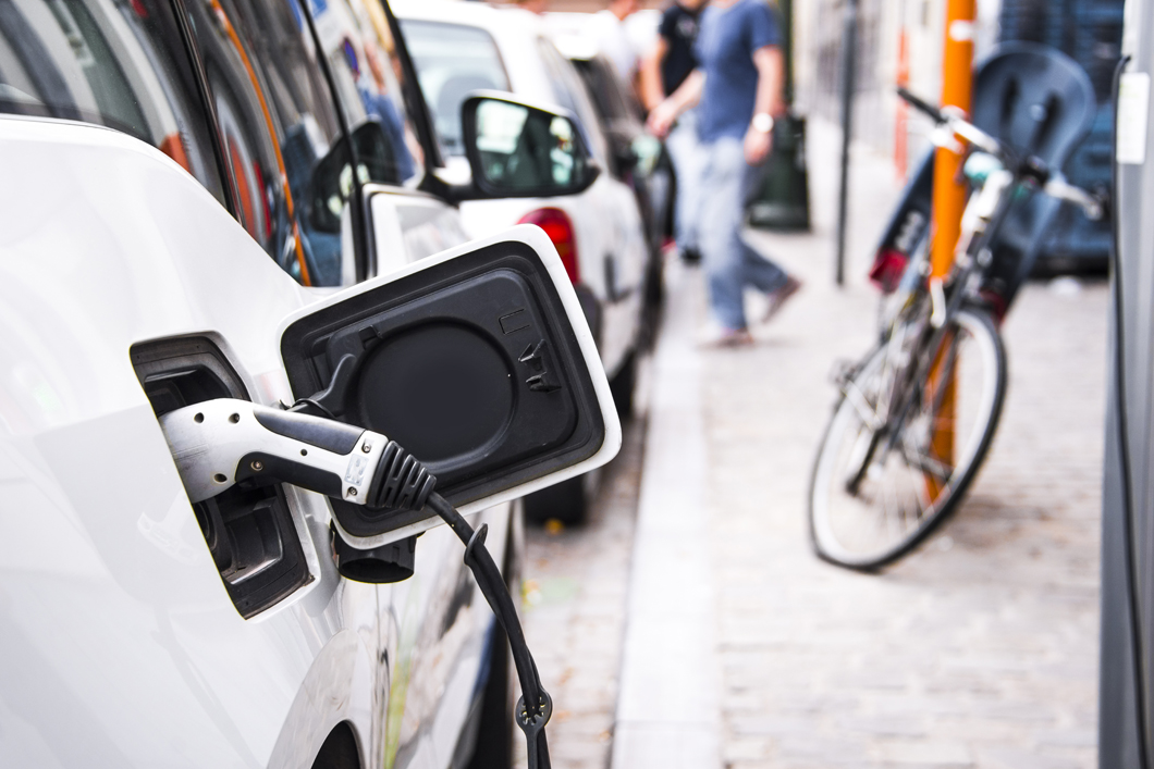 Elektroauto beim Laden Elektroauto beim Laden